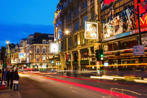 Shaftesbury Avenue v Londýně, ve Spojeném království, v noci — Stock fotografie