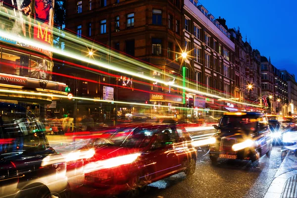 Shaftesbury Avenue in London, UK, at night — Stockfoto