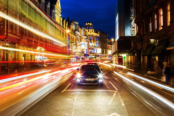 Shaftesbury Avenue in London, UK, at night — Stockfoto