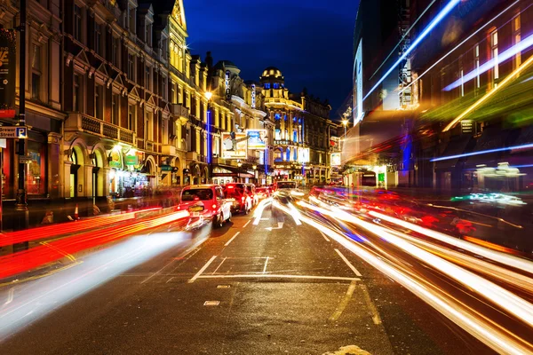 Shaftesbury Avenue em Londres, Reino Unido, à noite — Fotografia de Stock