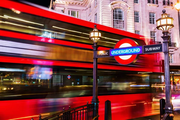 Piccadilly Circus w Londyn, UK, nocą — Zdjęcie stockowe