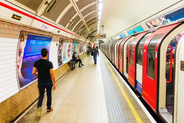 Platforma stacji metra w Londynie, Wielka Brytania — Zdjęcie stockowe