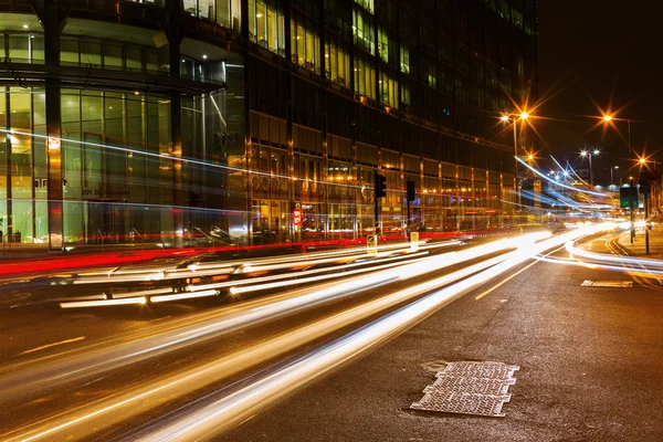 Tráfego noturno na estrada Bishopsgate, na cidade de Londres — Fotografia de Stock