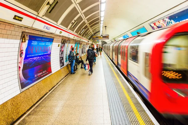 Piattaforma di una stazione della metropolitana a Londra, Regno Unito — Foto Stock