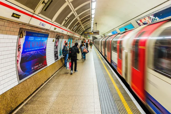 Plataforma de uma estação de metro em Londres, Reino Unido — Fotografia de Stock