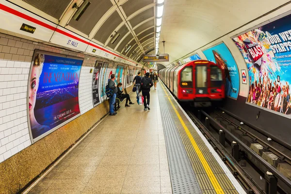 Plataforma de uma estação de metro em Londres, Reino Unido — Fotografia de Stock