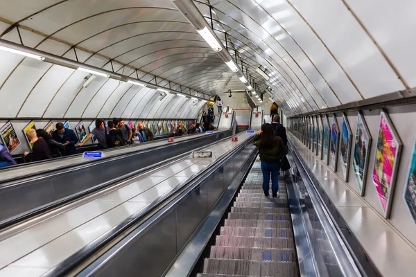 Busy commuters on elevators of an underground station in London, UK — Stock Photo, Image