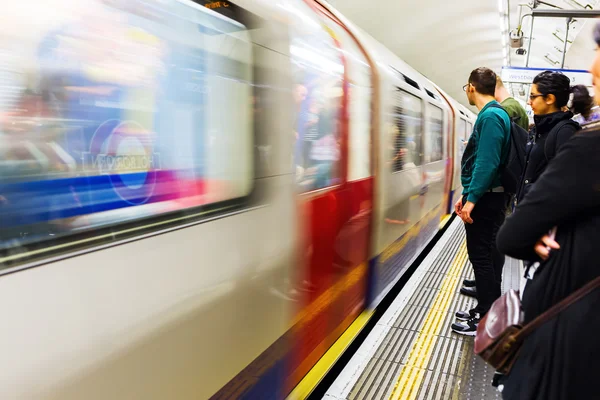 Plataforma de uma estação de metro em Londres, Reino Unido — Fotografia de Stock