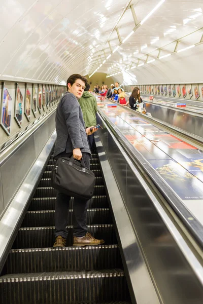 繁忙的通勤者在伦敦地铁站的电梯，英国 — 图库照片