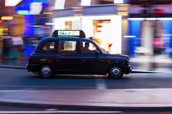 Taxi Londra in movimento sfocato di notte — Foto Stock