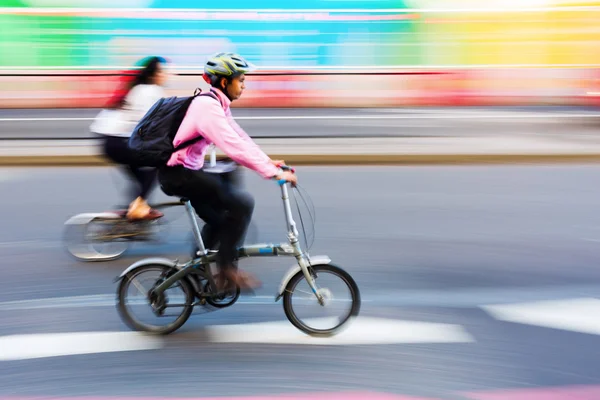 Ποδηλάτης σε κίνηση θόλωση στην κυκλοφορία της πόλης του Λονδίνου, UK — Φωτογραφία Αρχείου