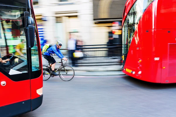 Cycliste en mouvement flou dans la circulation urbaine de Londres, Royaume-Uni — Photo