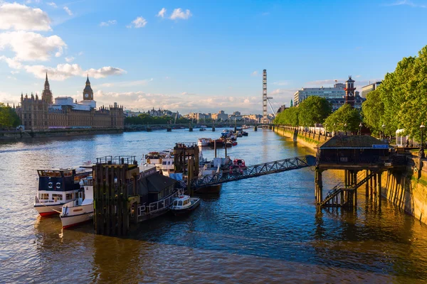 Widok na rzekę Tamizę w Londynie, uk — Zdjęcie stockowe