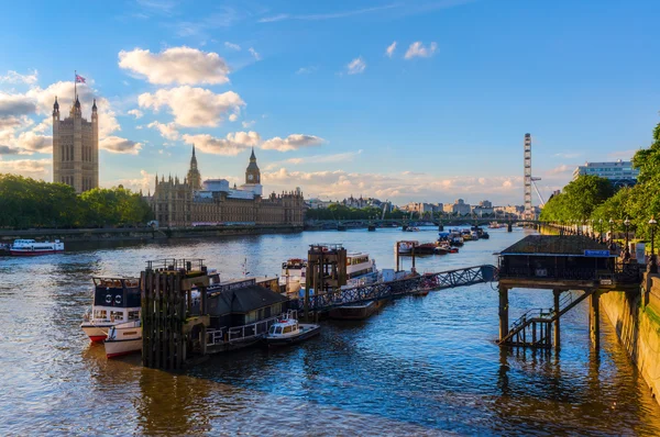 Vista del río Támesis en Londres, Reino Unido — Foto de Stock