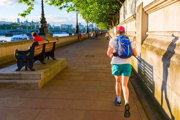 Strolling people on the Thames promenade — Stock Photo, Image