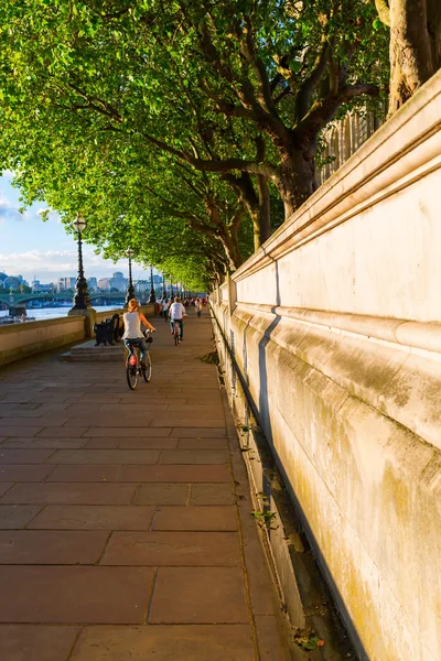 Mensen slenteren op de Thames promenade — Stockfoto