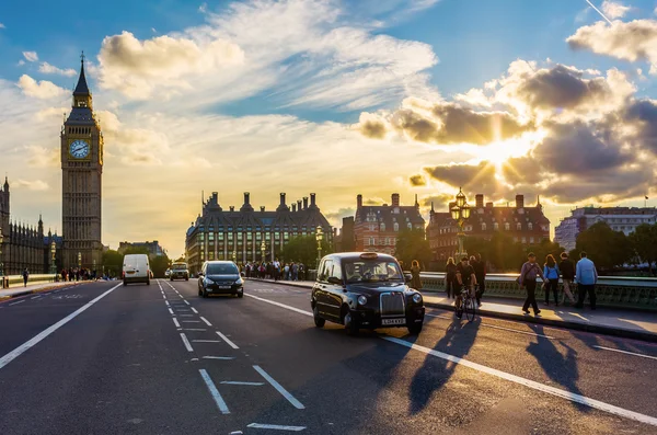 Trafik på Westminster Bridge i London, Storbritannien — Stockfoto