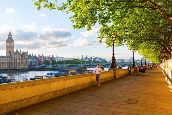 Strolling people on the Thames promenade — Stock Photo, Image