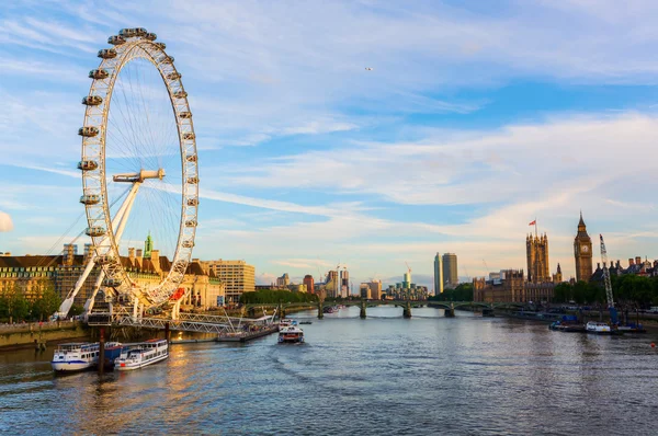 Paisagem urbana de Londres vista sobre o Tamisa — Fotografia de Stock