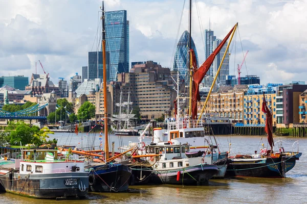 Paisaje urbano de Londres visto sobre el Támesis — Foto de Stock