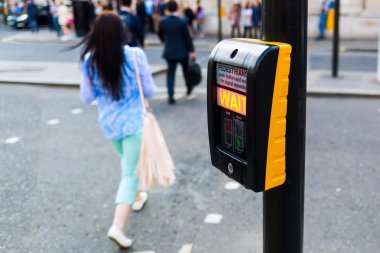 Londra, İngiltere'de bir yaya geçidi yaya düğmesini