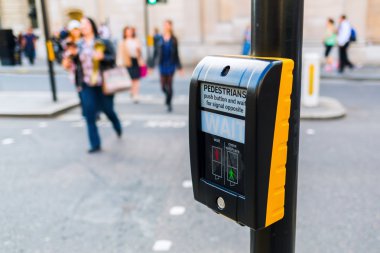 Londra, İngiltere'de bir yaya geçidi yaya düğmesini