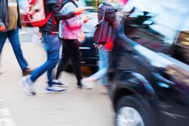 Rating sahne yayalar ve araba hareket bulanıklığı