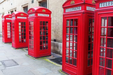 Londra'nın geleneksel kırmızı telefon kutuları