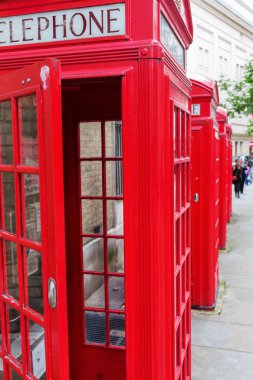 Londra'nın geleneksel kırmızı telefon kutuları