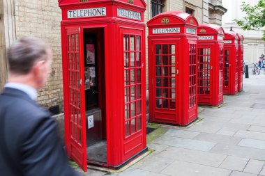 Londra'nın geleneksel kırmızı telefon kutuları