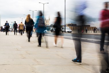 şehirde yürüyüş commuters
