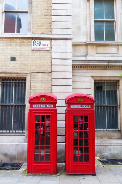 Londra'nın geleneksel kırmızı telefon kutuları