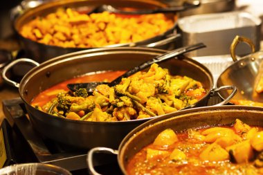 tava ile gıda pazarında sebze güveç