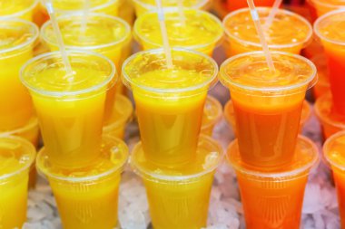 plastik bardak meyve suları ile satırları