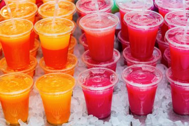 plastik bardak meyve suları ile satırları