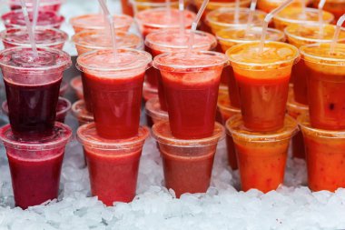 plastik bardak meyve suları ile satırları