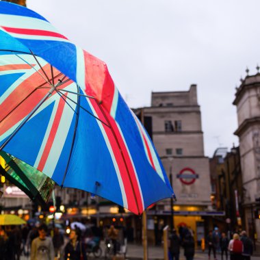 şemsiye ile İngiliz bayrağı önünde bir kare Londra, İngiltere