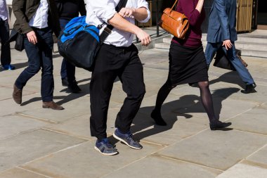 commuters kalabalık saatte yürüyüş