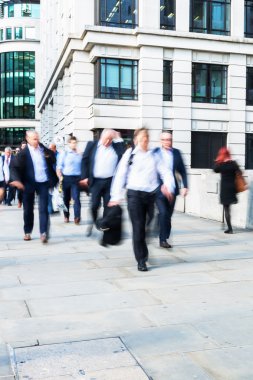 commuters kalabalık saatte yürüyüş