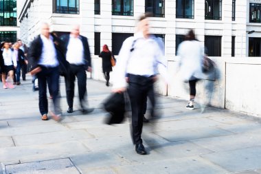 commuters kalabalık saatte yürüyüş