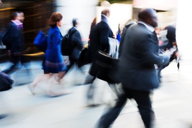 commuters kalabalık saatte yürüyüş