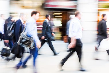 commuters kalabalık saatte yürüyüş