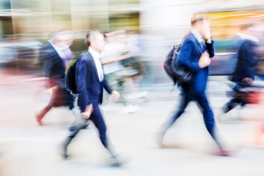 commuters kalabalık saatte yürüyüş