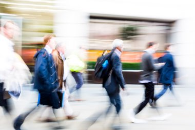 commuters kalabalık saatte yürüyüş