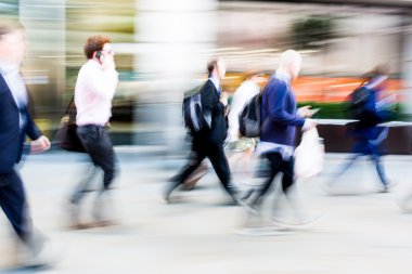 commuters kalabalık saatte yürüyüş