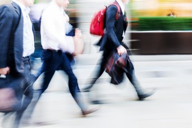 commuters kalabalık saatte yürüyüş