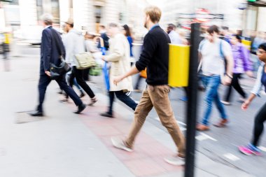 bir şehir sokak kapısı insanların kalabalıklar