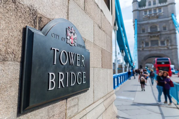 Godło w Tower Bridge w Londynie, Wielka Brytania — Zdjęcie stockowe