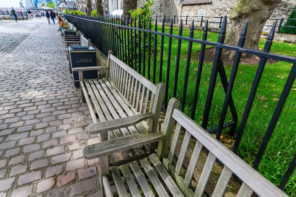 伦敦伦敦塔外的公园长椅，英国 — 图库照片