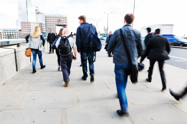 Londra'daki Londra Köprüsü'nde yürüyen yolcular, İngiltere — Stok fotoğraf